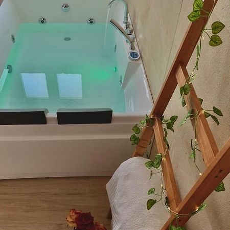 הוילה לצ'ה Casa Alera Con Idromassaggio מראה חיצוני תמונה
